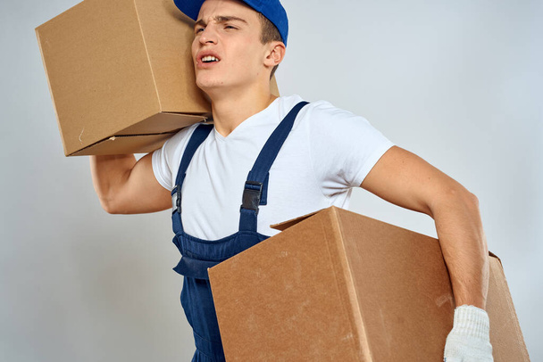 Man worker with box in hands delivery loading service packing service - Foto, afbeelding