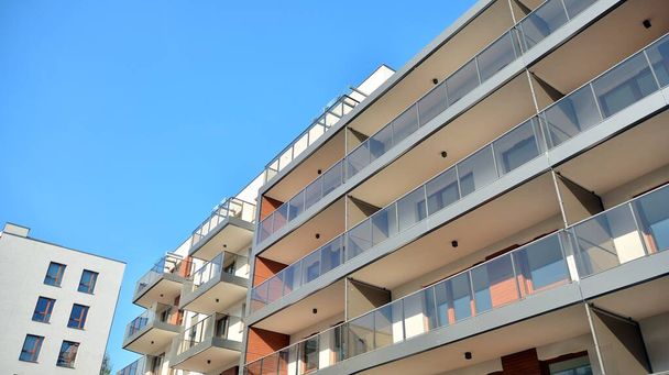 Edificio residencial contemporáneo exterior a la luz del día. Modernos edificios de apartamentos en un día soleado con un cielo azul. Fachada de un moderno edificio de apartamentos - Foto, Imagen