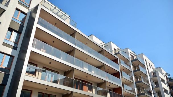 Edificio residencial contemporáneo exterior a la luz del día. Modernos edificios de apartamentos en un día soleado con un cielo azul. Fachada de un moderno edificio de apartamentos - Foto, imagen