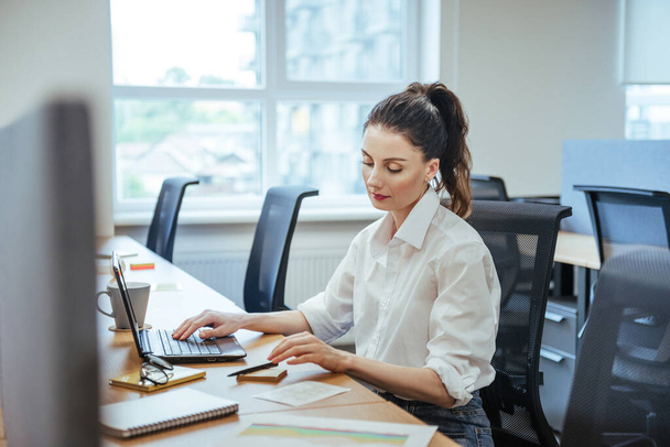 Podnikatelka pracující na notebooku v kanceláři - Fotografie, Obrázek
