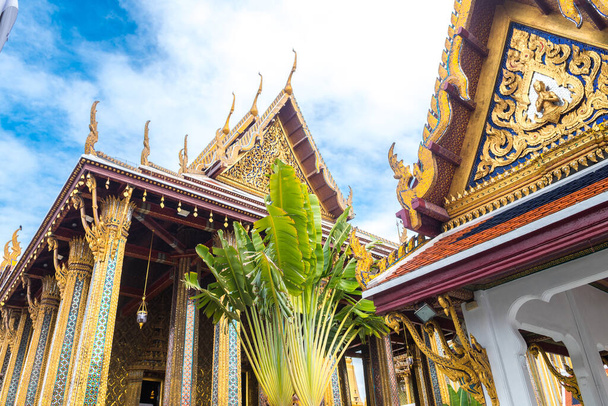 Bangkok, Tajlandia. 4 września 2019: architektura dziedzińca pałacu królewskiego bangkok - Zdjęcie, obraz