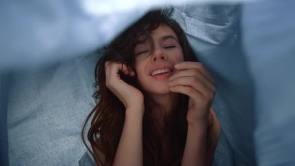 Naked woman sending air kiss under cloth. Sweet girl relaxing below sheet. - Video, Çekim
