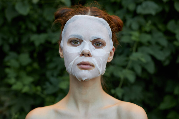 Schöne Frau kosmetische Maske Schöne Augen saubere Haut Modell nackte Schultern  - Foto, Bild