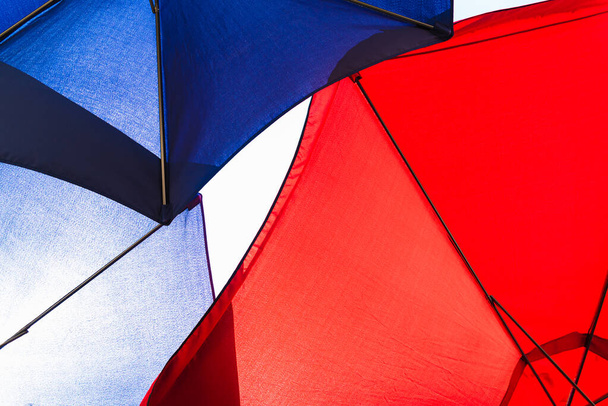 Tecido de um guarda-chuva vermelho e azul intenso. - Foto, Imagem