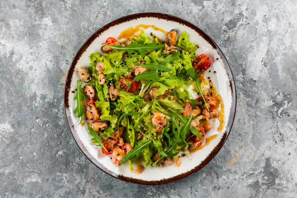 Ensalada de cedro con verduras verdes y rodajas de pollo sobre fondo de plato blanco - Foto, imagen