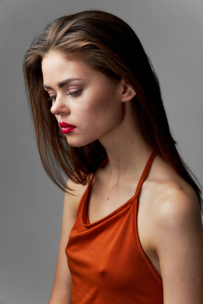 Femme avec maquillage sur son visage rouge à lèvres robe glamour - Photo, image