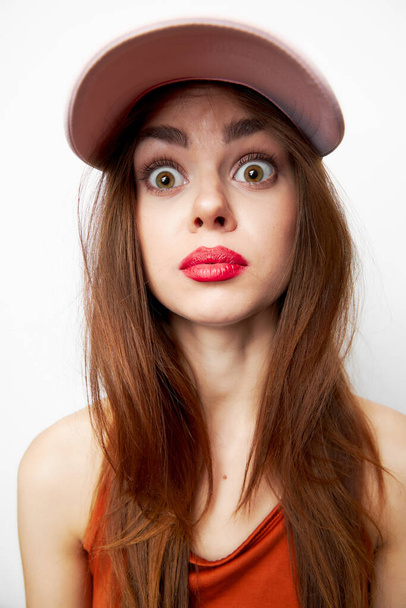 Şapka mankeni takmış duygusal bir kadın. Şaşırmış yüz ifadesi, şık kıyafetler.  - Fotoğraf, Görsel
