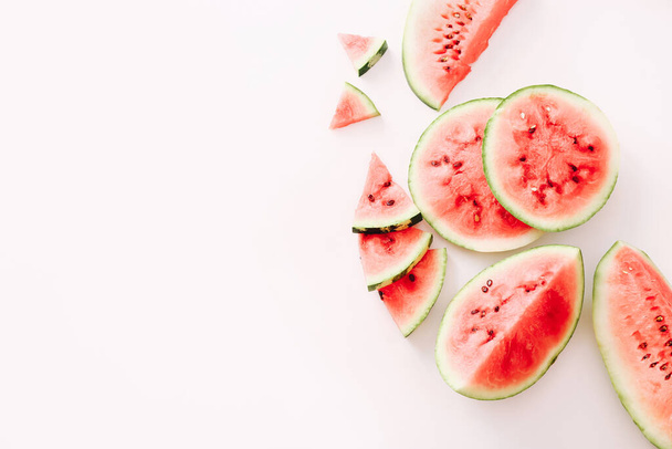 Gesneden watermeloen op witte achtergrond. Vlakke lay, bovenaanzicht - Foto, afbeelding