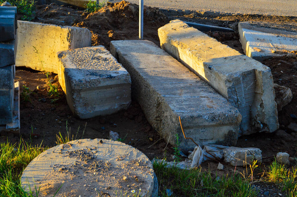 concrete blocks lie on the ground. construction of a plant, chemical production. next to a construction hatch made of concrete. creating a drain for groundwater. ensuring the safety of people - Foto, Bild