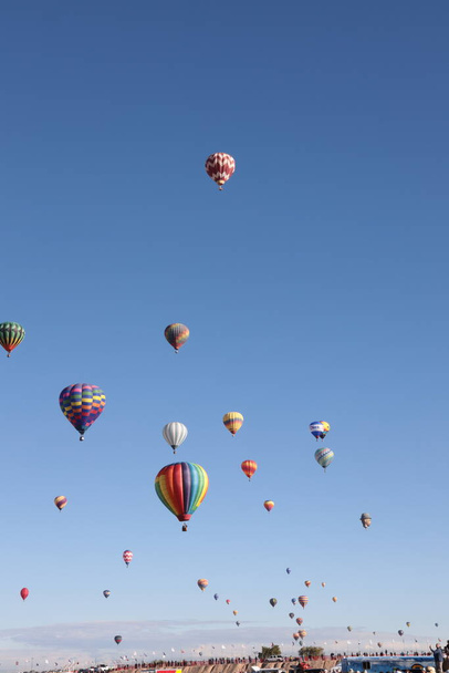 globos de aire caliente de colores volando en el cielo - Foto, Imagen