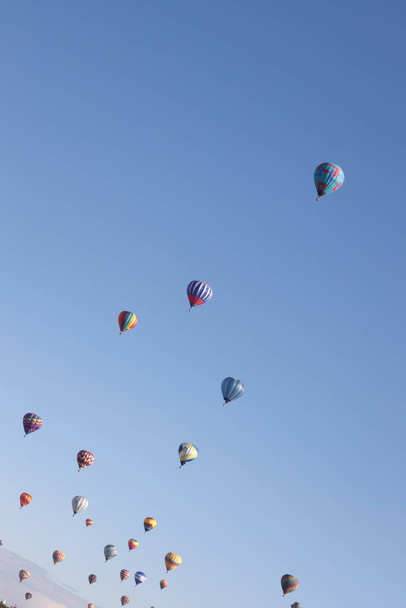 空を飛ぶカラフルな熱気球 - 写真・画像