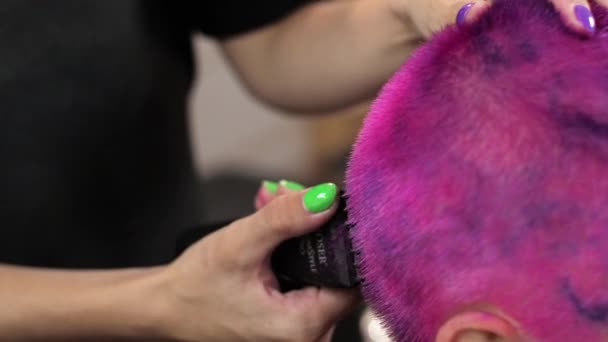Cabeleireiro corta cabelo curto com um clipper Home salon durante a epidemia - Filmagem, Vídeo