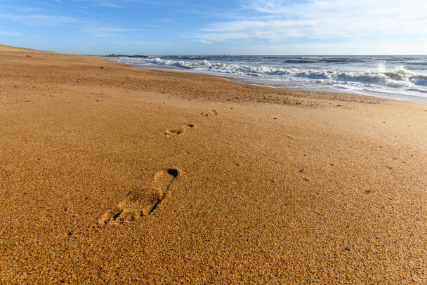 Fußabdrücke im Sand eines Strandes in Frankreich. - Foto, Bild