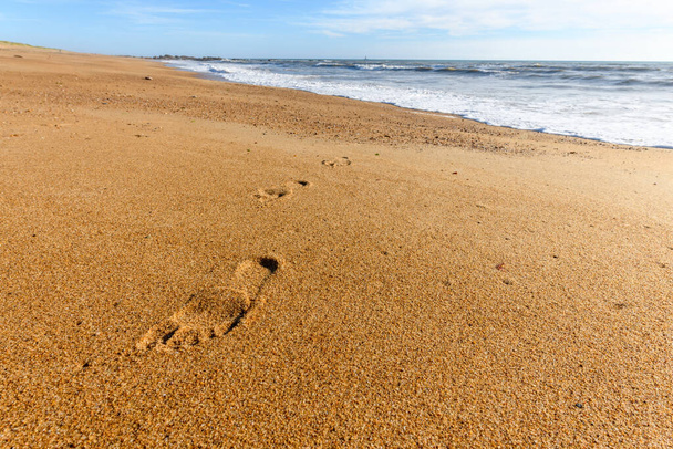 Impronte sulla sabbia di una spiaggia in Francia. - Foto, immagini