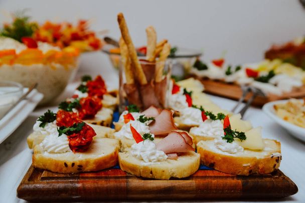 Pienet kanapinaleipiä tarjoillaan lautasella juhlissa. Välipala vieraille - Valokuva, kuva