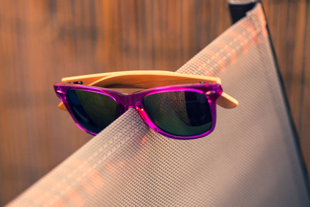 Classico modello di occhiali da sole sparare in un primo piano giorno d'estate. Focus selettivo - Foto, immagini