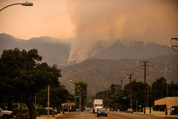 Los Angeles yakınlarında dağlar yanıyor. Kaliforniya 'da yangın. Duman ve hava kirliliği. Los Angeles sokakları duman içinde.. - Fotoğraf, Görsel