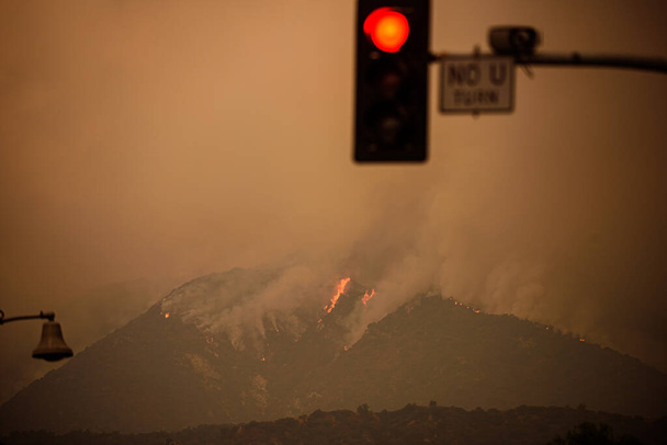 Los Angeles yakınlarında dağlar yanıyor. Kaliforniya 'da yangın. Duman ve hava kirliliği. Los Angeles sokakları duman içinde.. - Fotoğraf, Görsel
