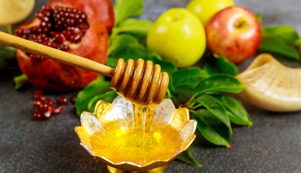 Zilveren schaal met honing en fruit voor Yom Kippur. Joodse feestdag. - Foto, afbeelding