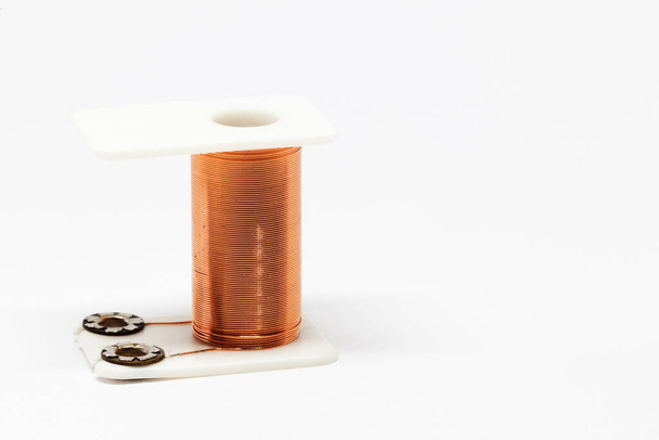 bobina con alambre de cobre que forma parte de un imán eléctrico - Foto, imagen