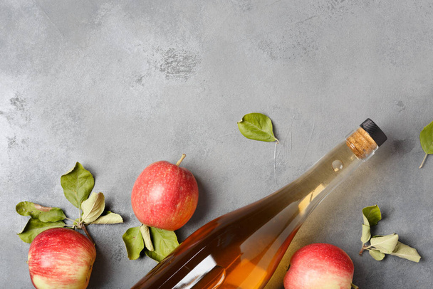 Aceto di sidro di mele e mele fresche, posa piatta, spazio per il testo. Vista dall'alto - Foto, immagini