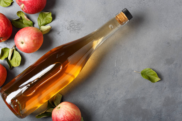 Vinagre de sidra de manzana y manzanas frescas, disposición plana, espacio para su texto. Vista superior - Foto, Imagen