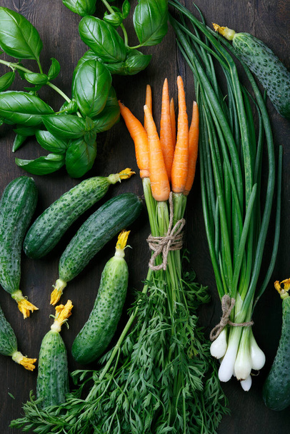 Warzywa na czarnym tle. Żywność ekologiczna i świeże warzywa. Widok z góry - Zdjęcie, obraz