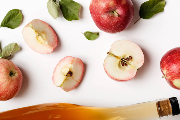 Vinaigre de cidre de pomme et pommes fraîches, pose à plat, espace pour votre texte. Vue du dessus. - Photo, image