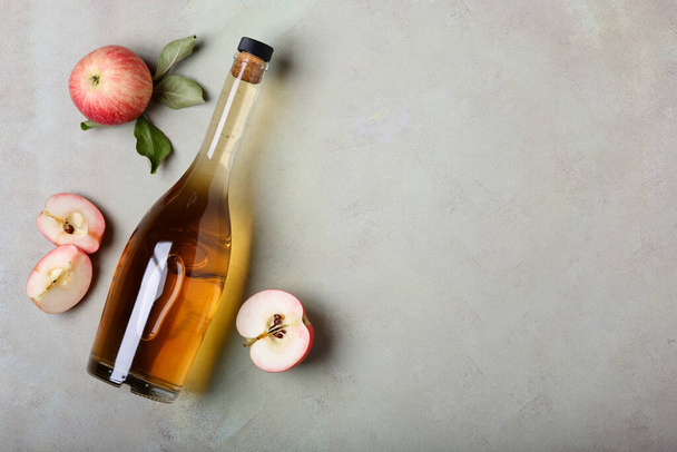 Vinagre de sidra de manzana y manzanas frescas, disposición plana, espacio para su texto. Vista superior - Foto, Imagen