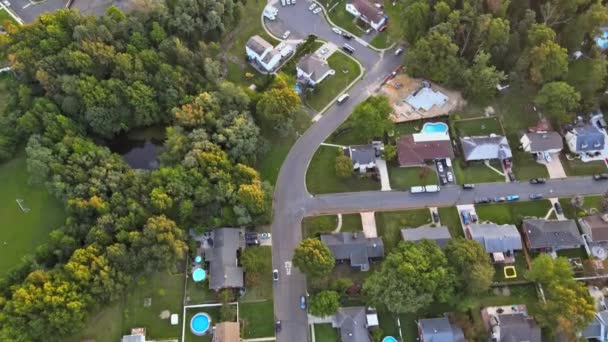Vista aérea al atardecer los techos de las casas en la pequeña ciudad de América - Metraje, vídeo