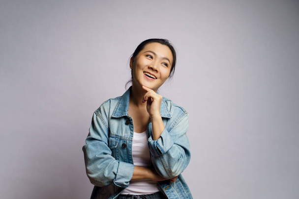 Mulher asiática feliz confiante olhando para a câmera, isolado no fundo branco. - Foto, Imagem
