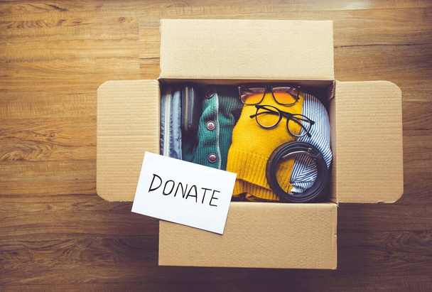 Donatie concepten met accessoires kleding in verpakking box.giving en delen met de mens.tweedehands of recyclen product ideeën - Foto, afbeelding