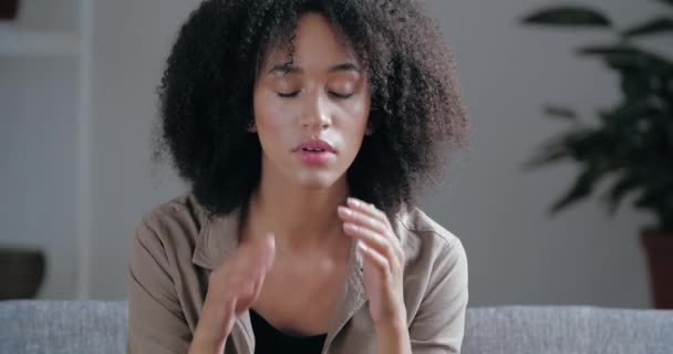 Portret van boos Afro meisje voelt verdriet, verdriet, misverstand ruzie, gebroken hart, zit binnen bedachtzaam, discriminatie concept. Close-up van vrouwelijke angstige Afrikaanse gezicht, ongezonde toestand - Video