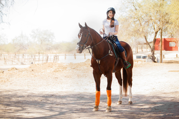 Жінка в шоломі верхи на коні
 - Фото, зображення