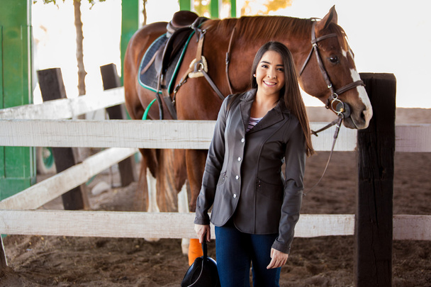 kobieta jeździec stojący obok konia na torze - Zdjęcie, obraz