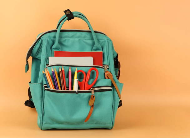 Okul gereçleriyle dolu sırt çantasının önü. Fotokopi arkaplanı. Eğitim ve okul konseptine dönüş.. - Fotoğraf, Görsel