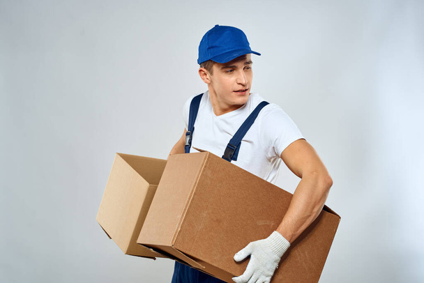 Mann Arbeiter mit Kiste in den Händen Lieferservice Verladeservice Verpackungsservice - Foto, Bild