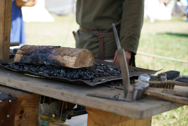 A blacksmith at work in the workshop - Foto, immagini