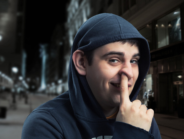 mladý muž s prstem v nose - Fotografie, Obrázek