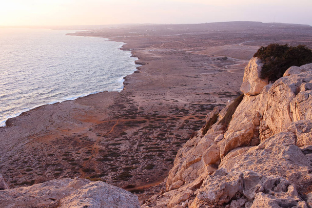 Vista dalla scogliera in cima a Capo Cavo Greco (Capo Greco). Cipro. - Foto, immagini
