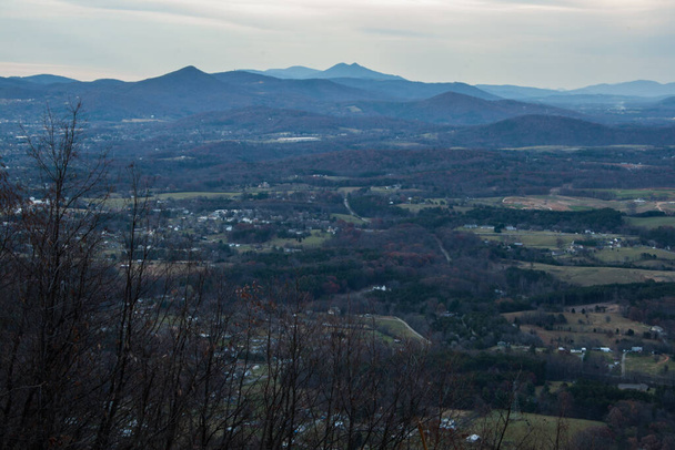 A beautiful mountainous landscape with bushes in Virginia - Фото, зображення