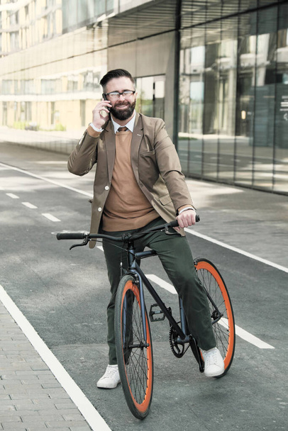 Бізнесмен на велосипеді в місті
 - Фото, зображення