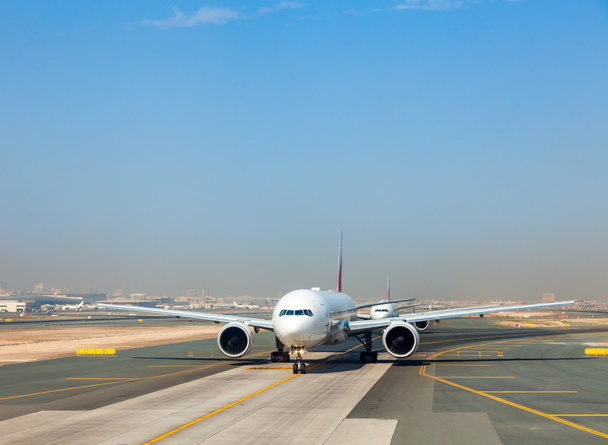Planes on taxiway - Foto, afbeelding