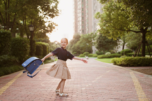 Back to school. Little girl from elementary school outdoor. Kid going learn new things 1th september. High quality photo - Foto, Imagem