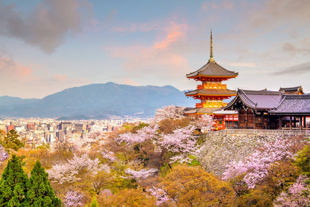 Kiyomizu-dera Temple and cherry blossom season (Sakura) horário de primavera em Kyoto, Japão - Foto, Imagem