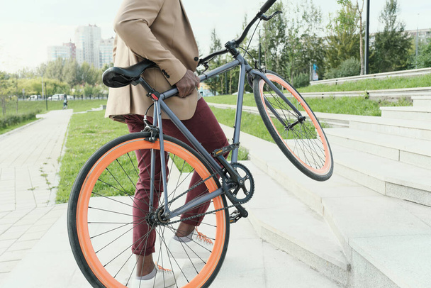 Человек с велосипедом в парке - Фото, изображение