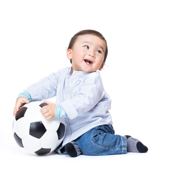Asiab bébé garçon se sentent excités de jouer au ballon de football
 - Photo, image