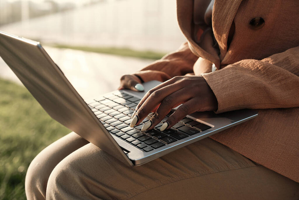 Mujer escribiendo en el ordenador portátil - Foto, imagen