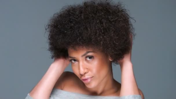 African American woman  clutching  hairstyle - Felvétel, videó