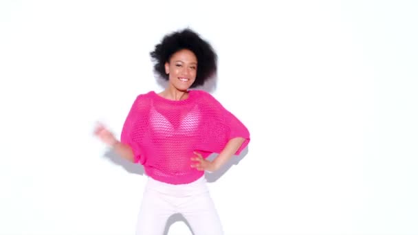 egy elegáns rózsaszín tetején táncoló nő - Felvétel, videó